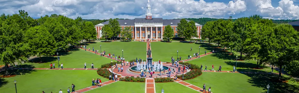 Kampus universitas yang ramai