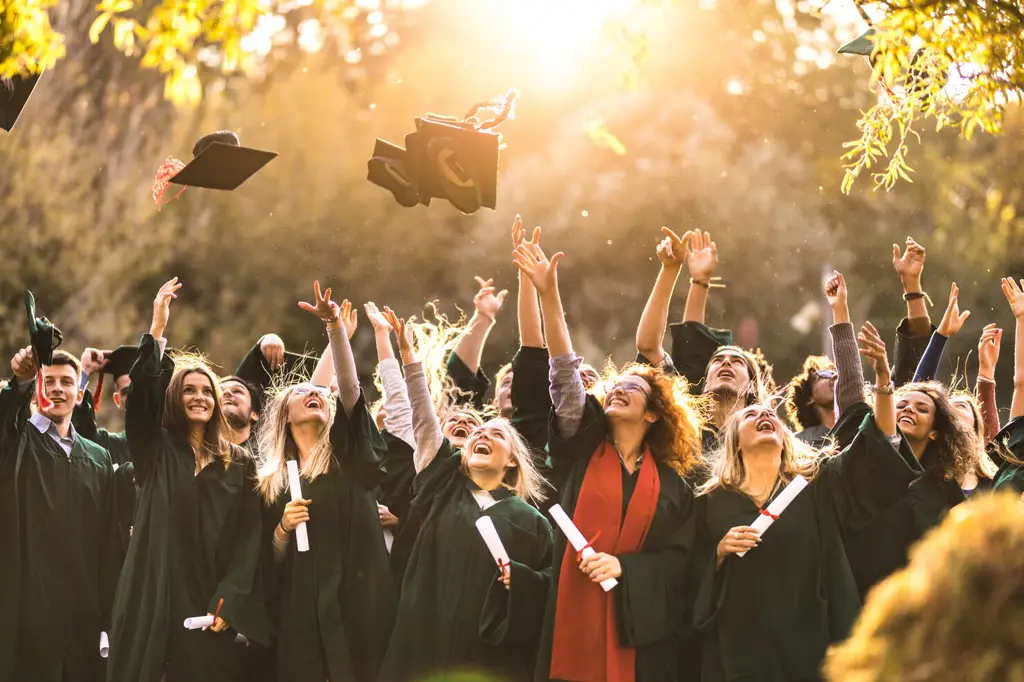 Gambar siswa-siswa lulusan yang bahagia