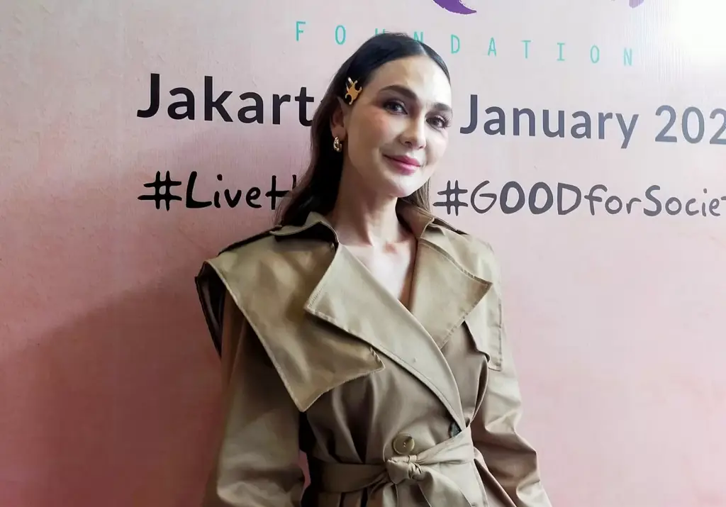 Foto Luna Maya dalam kegiatan amal