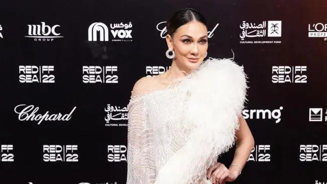 Foto Luna Maya di sebuah acara formal