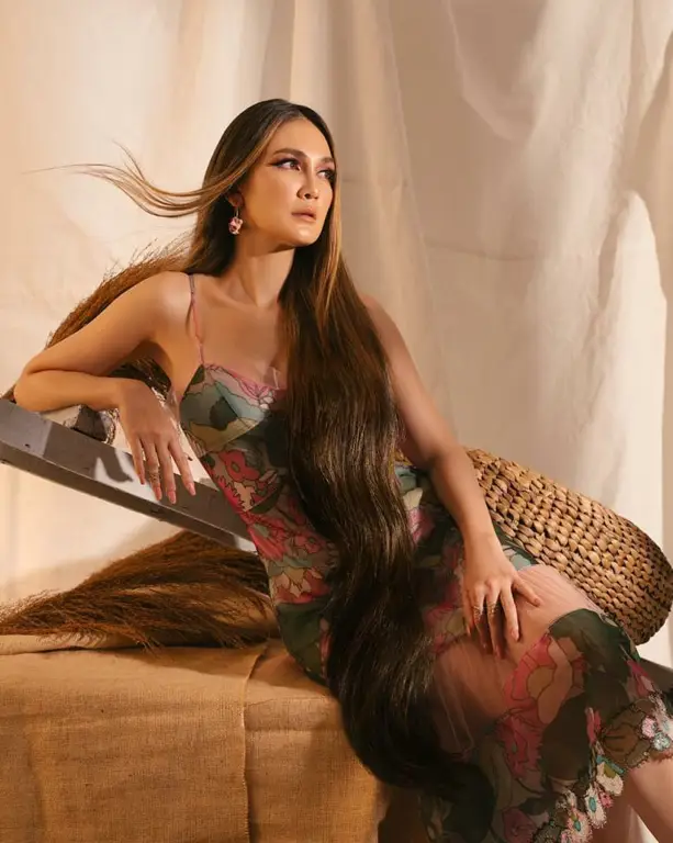 Foto Luna Maya dalam kegiatan profesional