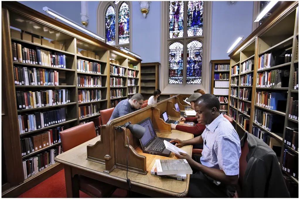 Perpustakaan kampus yang ramai