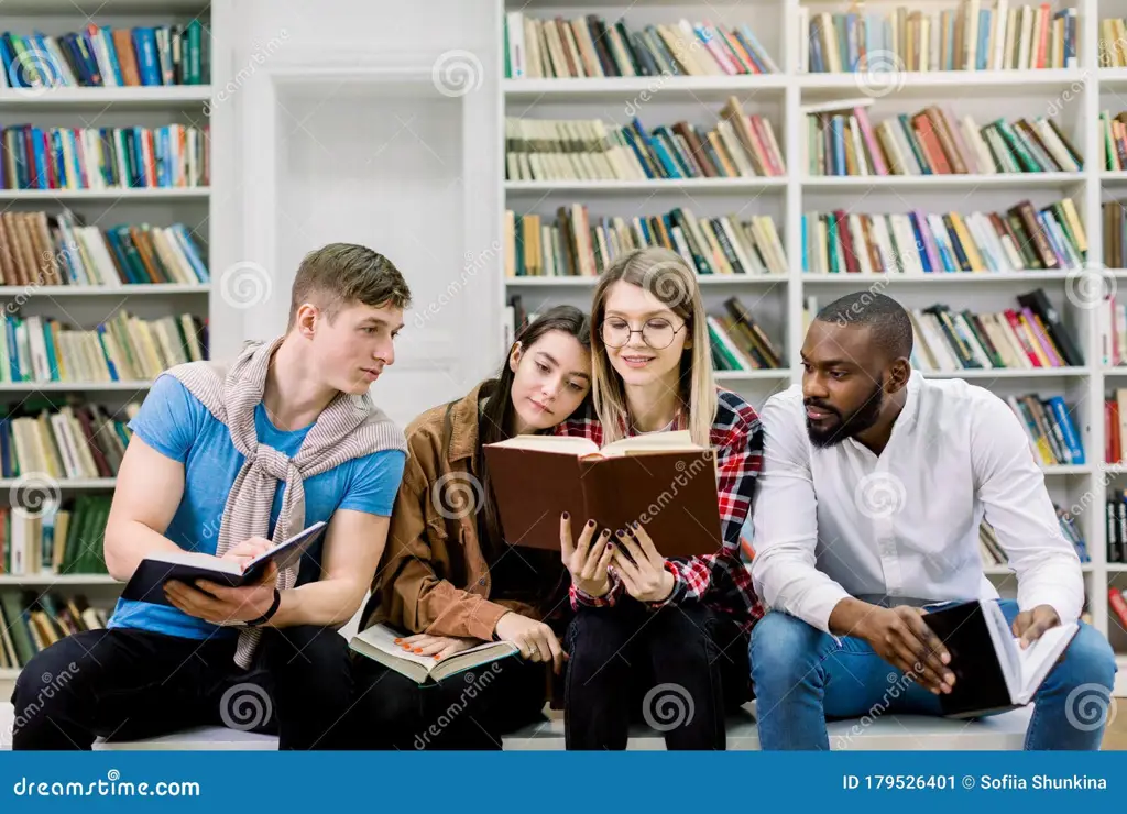 Mahasiswa sedang belajar di perpustakaan