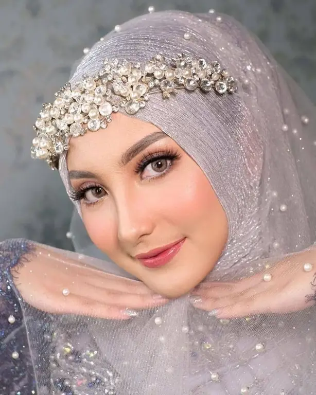 Pengantin hijab dengan mahkota sederhana