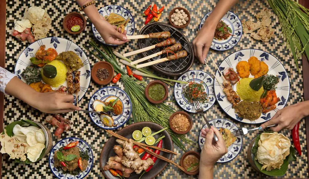 Keluarga Indonesia sedang makan malam bersama dengan suasana hangat