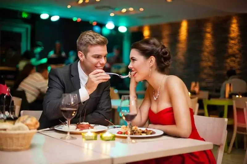 Pasangan yang sedang menikmati makan malam romantis