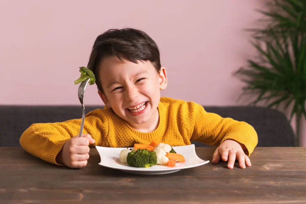 Bayi sehat dan ceria sedang makan MPASI