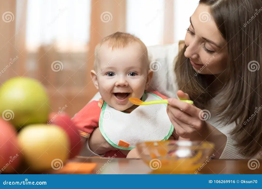 Ibu dan bayi makan makanan sehat bersama