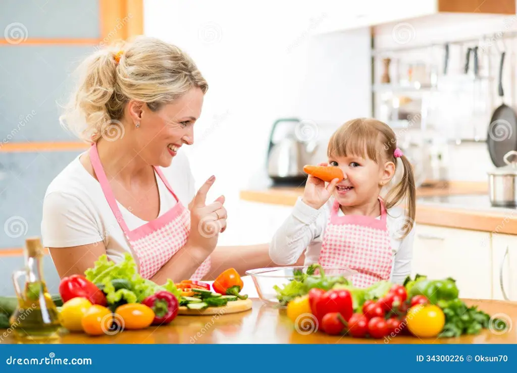 Ibu dan anak makan makanan sehat