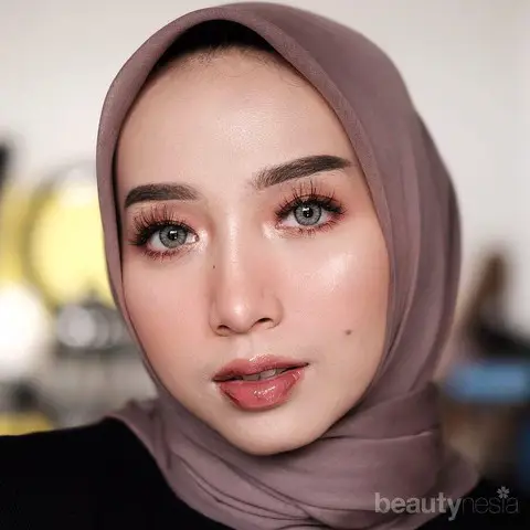 Make up wisuda hijab natural