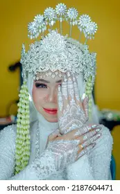 Rias pengantin Jawa yang anggun dengan hijab