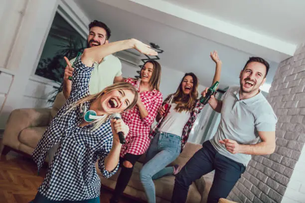 Sebuah foto teman-teman sedang bernyanyi karaoke dengan gembira