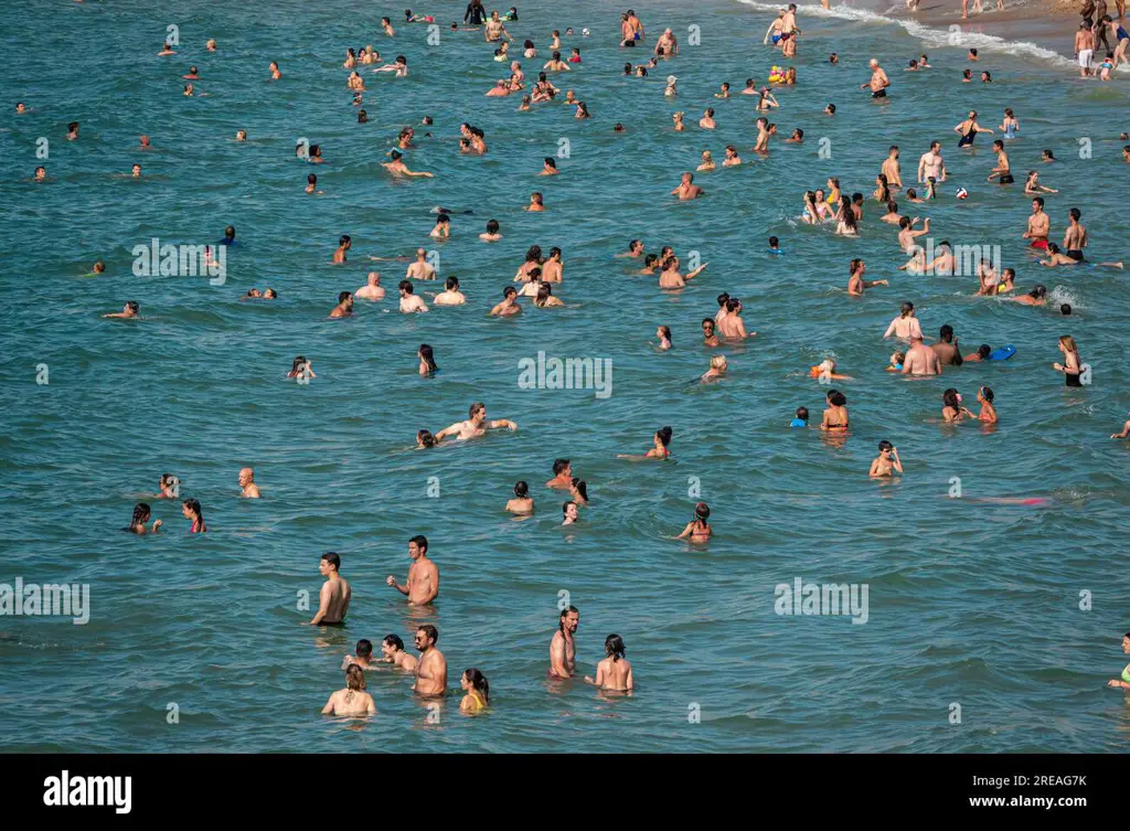 Orang mandi di pemandian umum