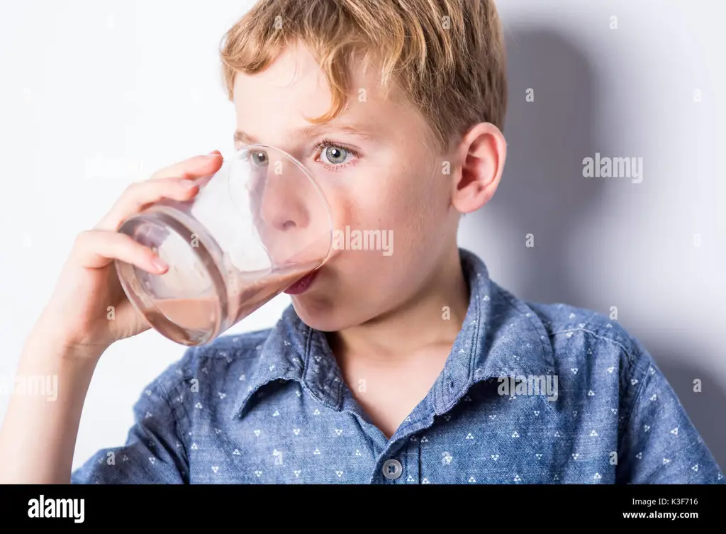 Anak bahagia minum Susu Dancow Coklat