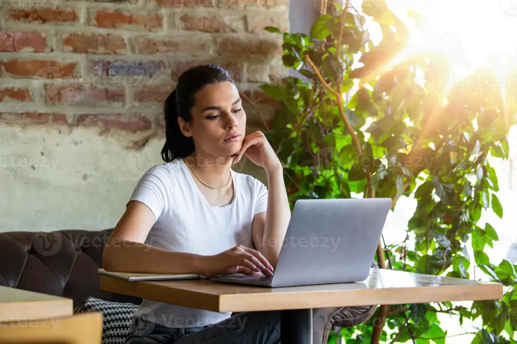 Wanita bekerja di laptop