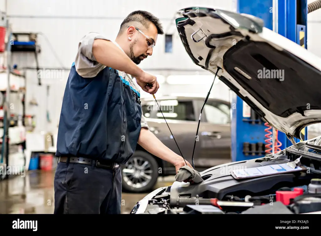 Gambar mekanik sedang bekerja