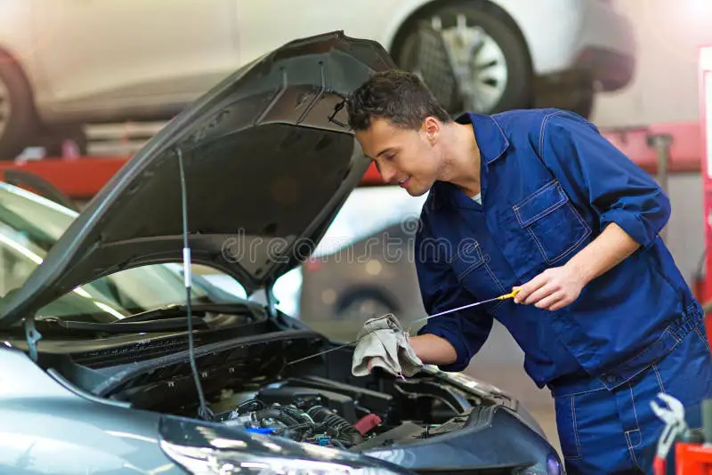 Gambar mekanik mobil sedang bekerja