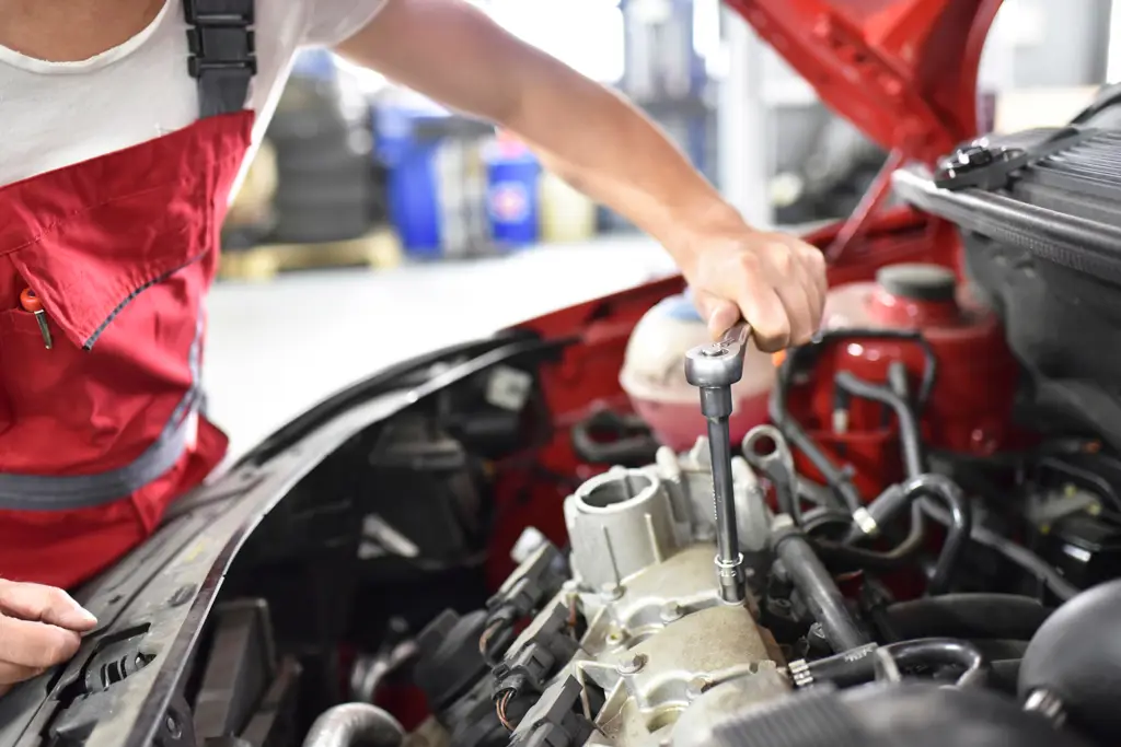 Gambar mekanik mobil sedang bekerja