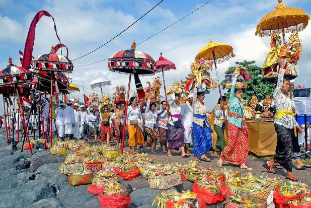 Gambar-gambar yang menampilkan budaya tradisional Indonesia, termasuk kebaya.