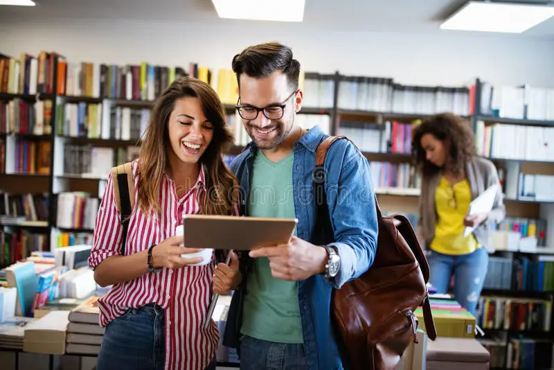 Perpustakaan sekolah dengan siswa-siswa yang sedang membaca