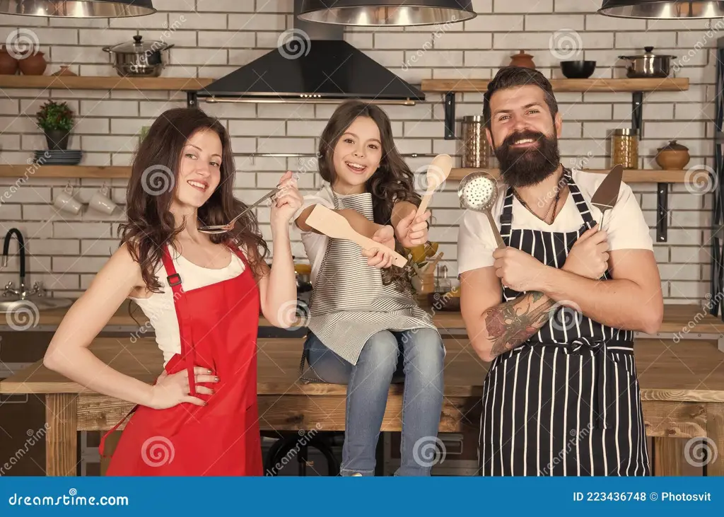 Keluarga bahagia sedang memasak bersama