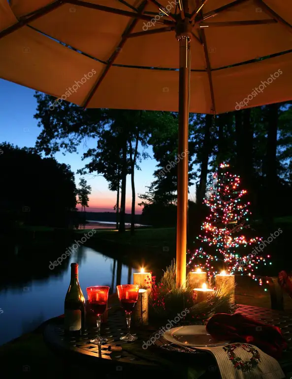 Makan malam romantis dengan cahaya lilin