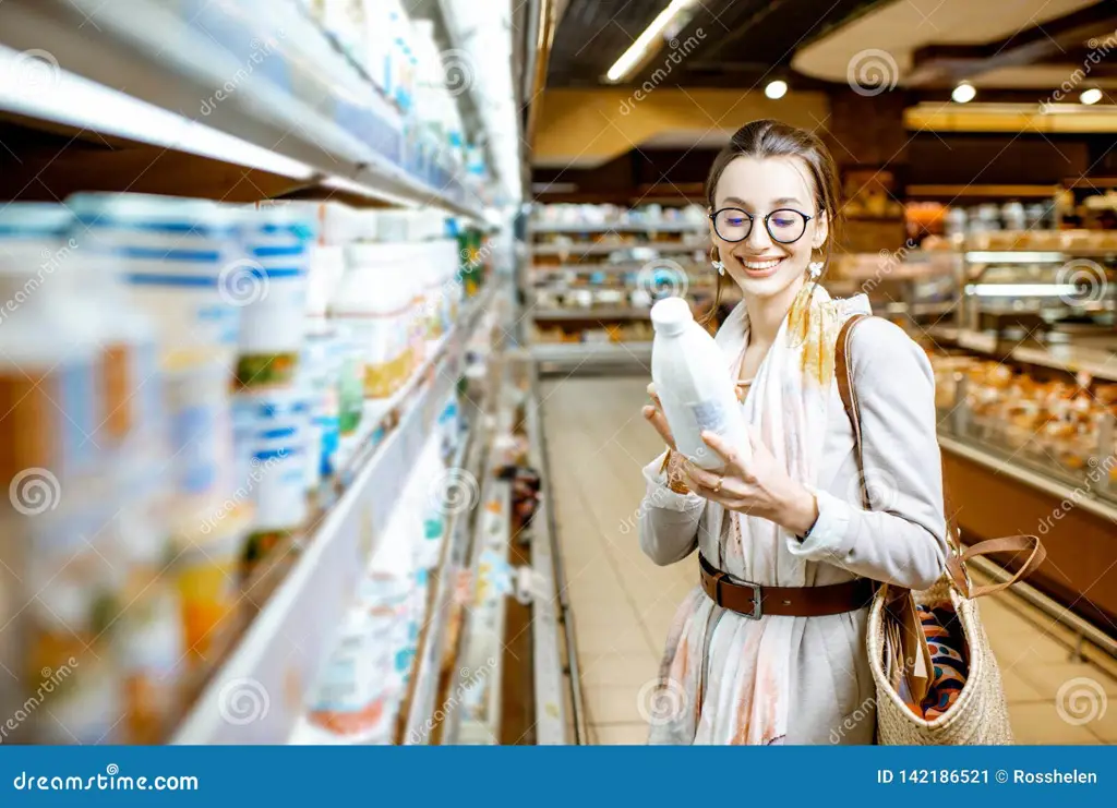 Seorang ibu sedang membeli susu di supermarket