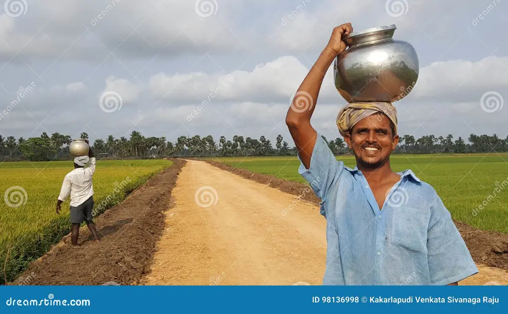 Gambar para petani yang sedang bekerja dengan penuh semangat di ladang