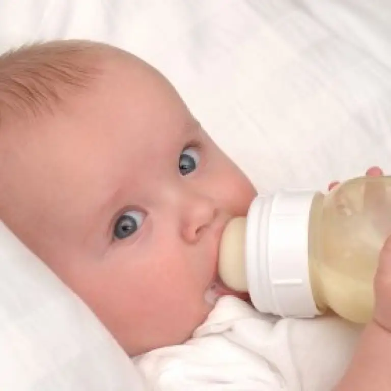 Bayi sedang minum susu botol