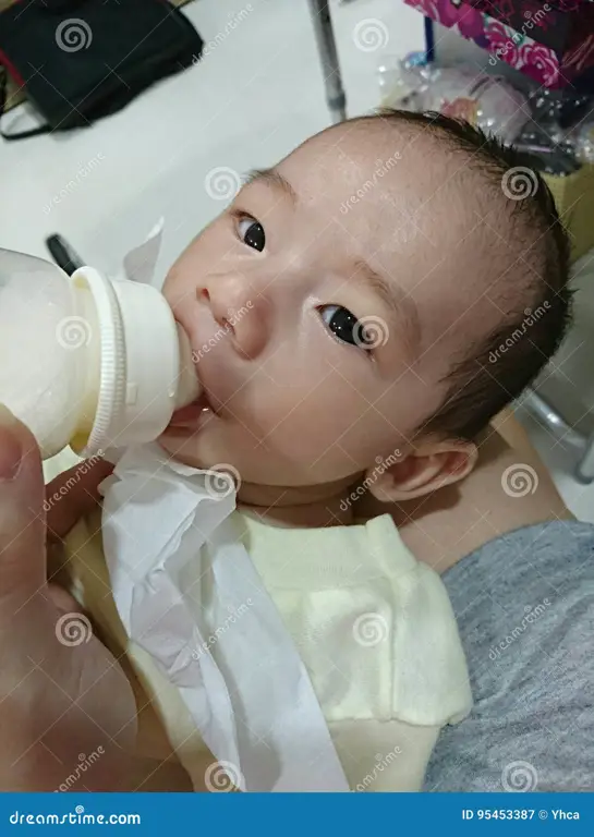 Bayi sedang minum susu formula