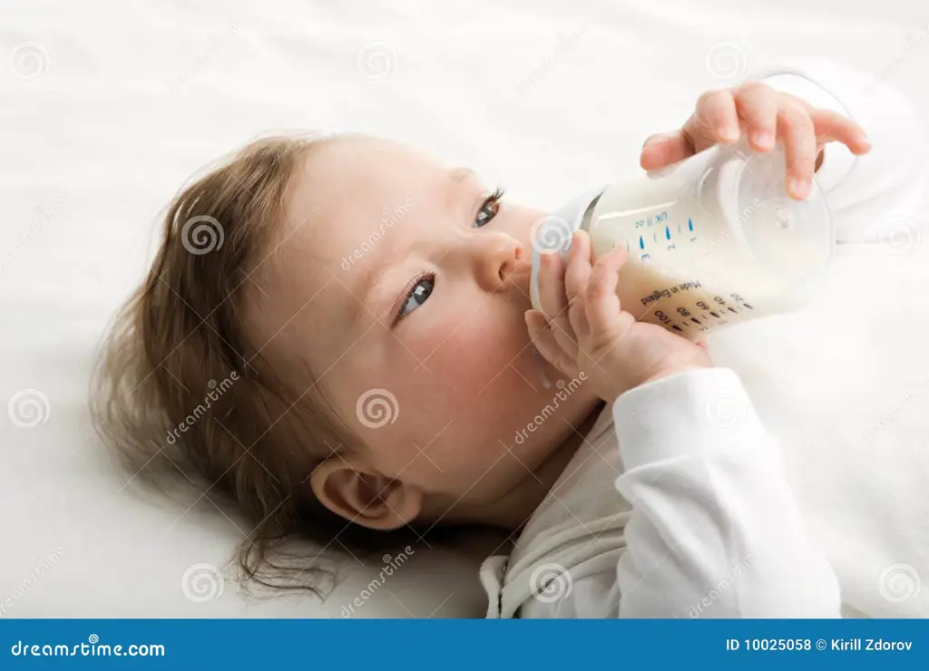 Bayi sedang minum susu dari botol