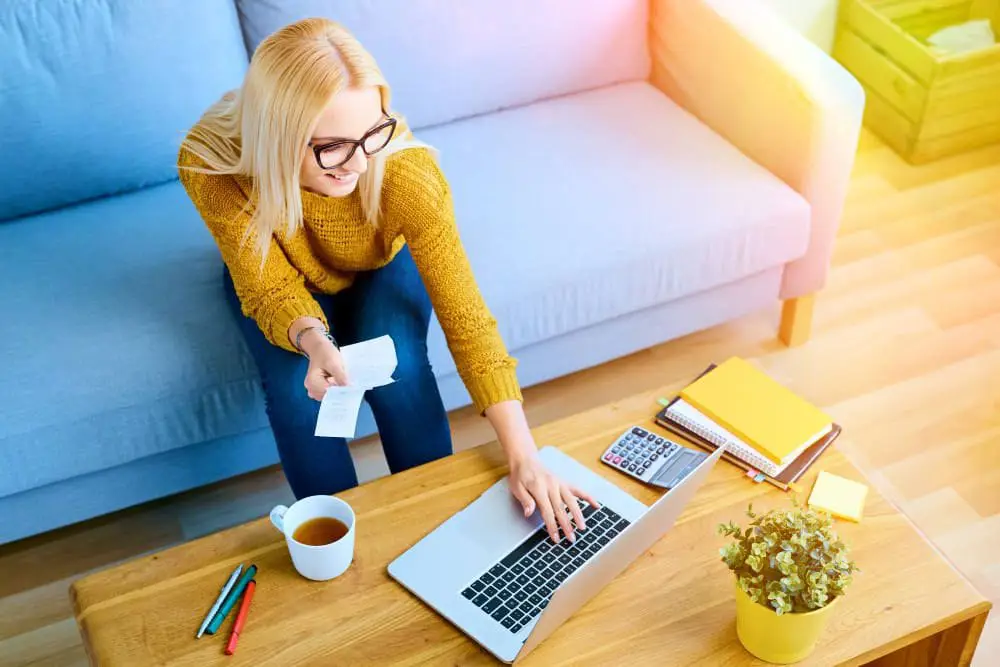 Seseorang sedang membuat anggaran keuangan di laptop