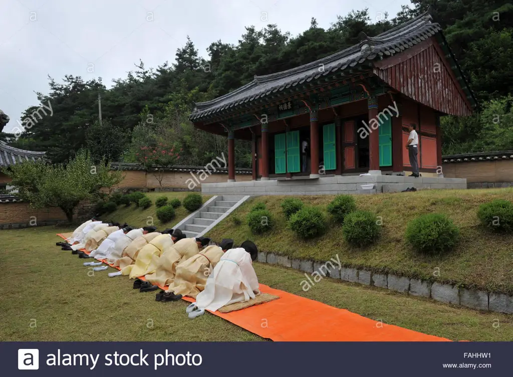 Gambar orang Korea membungkuk sebagai tanda hormat