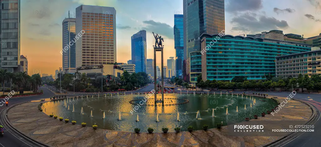 Pemandangan kota Jakarta dengan latar belakang sekolah