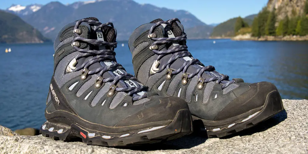 Pendaki membandingkan sepatu hiking