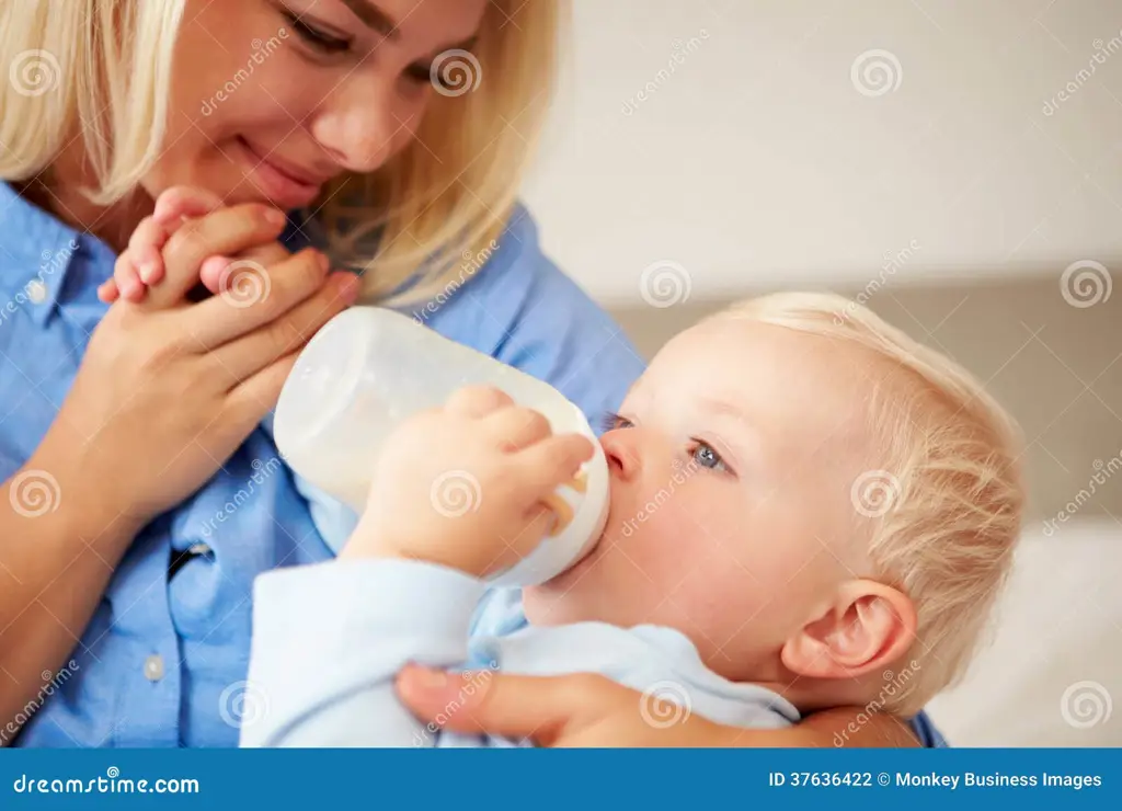 Ibu dan bayi memilih susu di supermarket