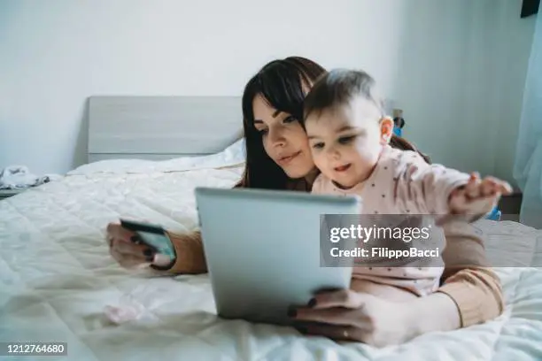 Gambar ibu dan bayi sedang berbelanja online untuk susu bayi