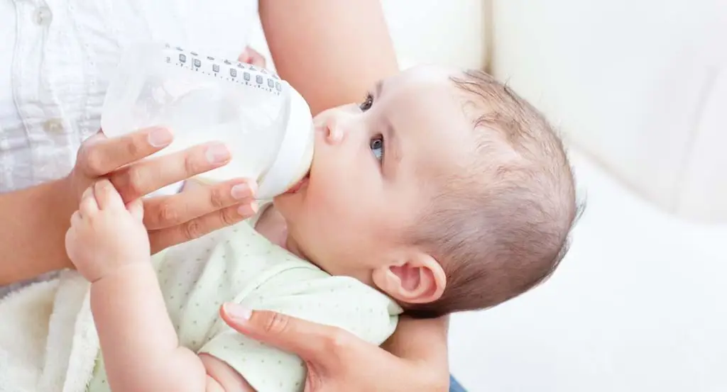 Bayi minum susu dari botol