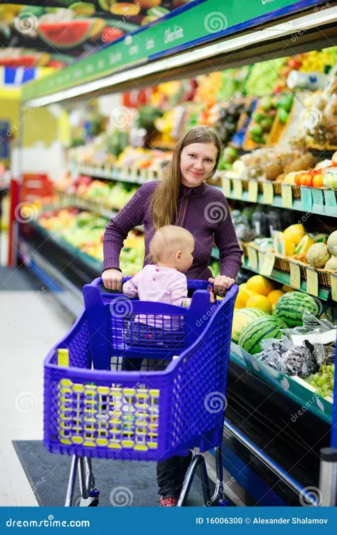 Ibu dan bayi berbelanja