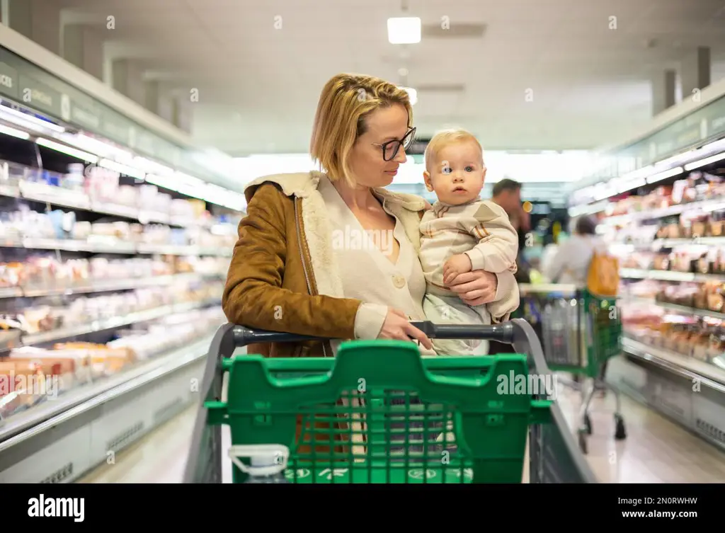 Ibu dan anak berbelanja susu di supermarket