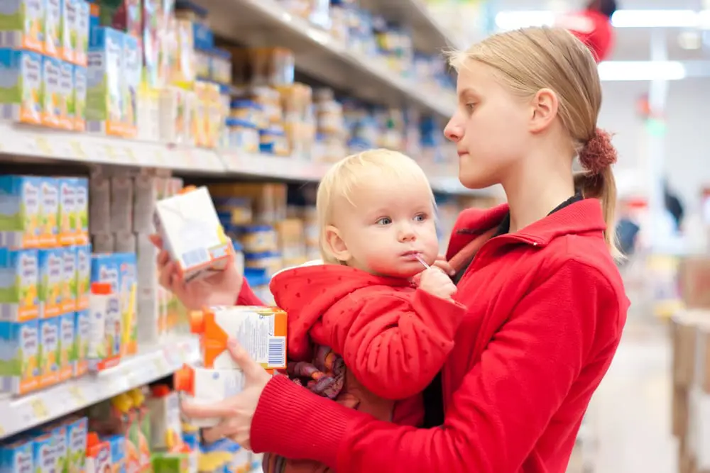 Ibu dan bayi berbelanja di supermarket