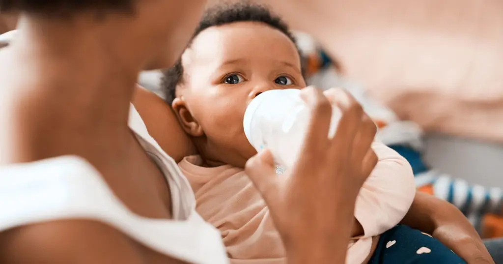 Ibu dan bayi membandingkan susu formula