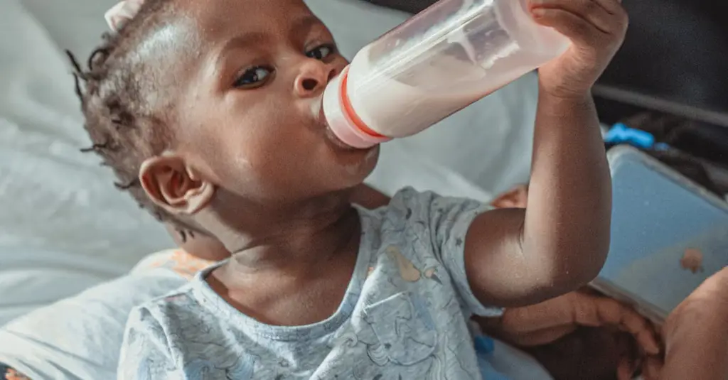 Gambar seorang anak usia 2 tahun sedang minum susu