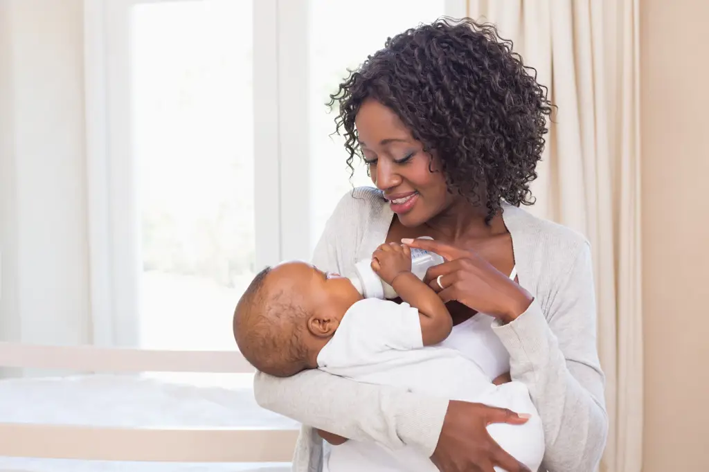 Ibu dan bayi berbelanja susu