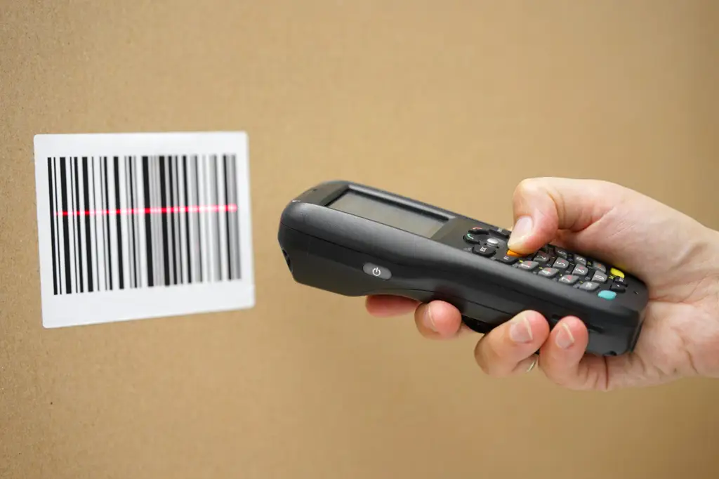 Gambar pemindai barcode yang menunjukkan kode 733clt-010 pada produk