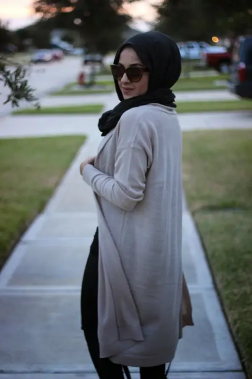 OOTD Hijab Cardigan Formal: Dress panjang, cardigan brokat, dan hijab satin