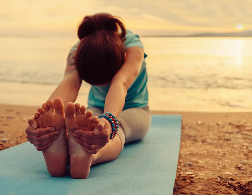 Wanita sedang melakukan yoga