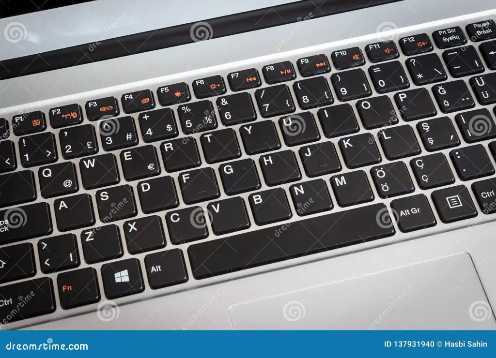 Keyboard komputer yang sedang digunakan untuk mengetik kode