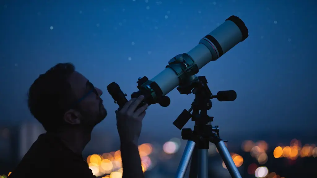 Gambar teleskop yang diarahkan ke langit malam