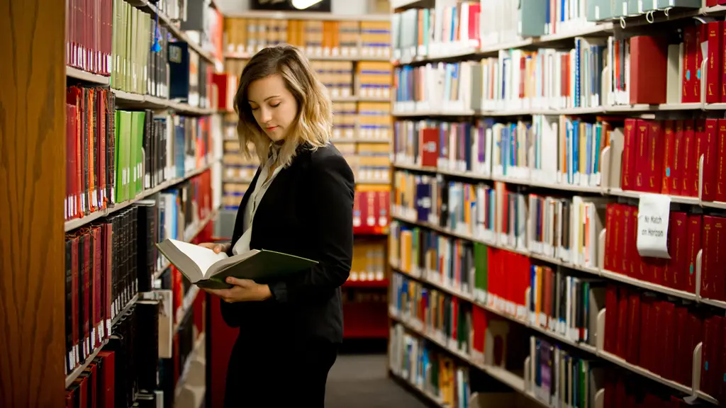 Gambar orang yang sedang meneliti di perpustakaan